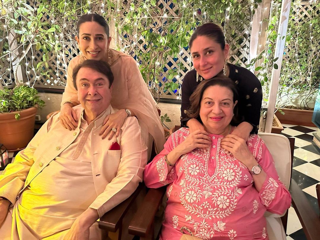 Kareena Kapoor, Karisma Kapoor Poses With Parents Randhir-Babita