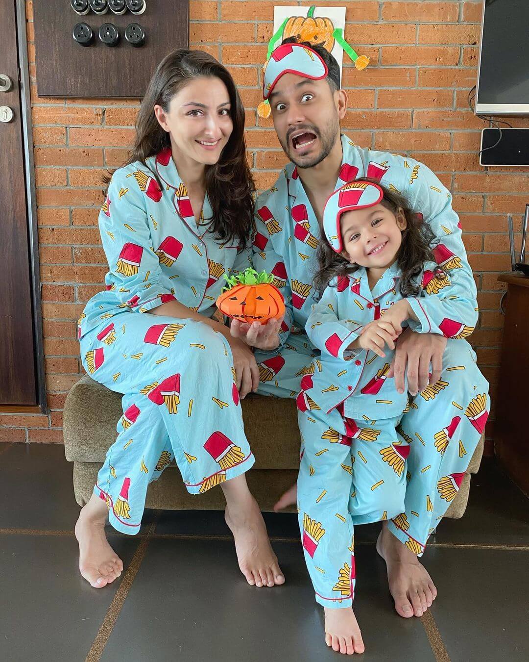 Halloween Celebration With Bollywood Celebrities soha ali khan and kunal khemu Made Paper Pumpkins With Their Daughter