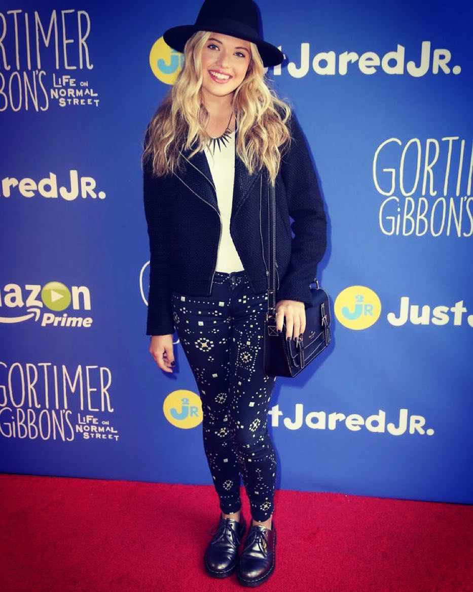 Lauren Looks Chic At The Just Jared Show In Black And White Pants