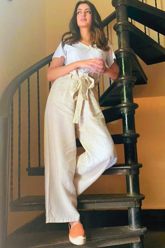  Navya Naveli Nanda Is Looking Chic In Off-White Flared Trousers