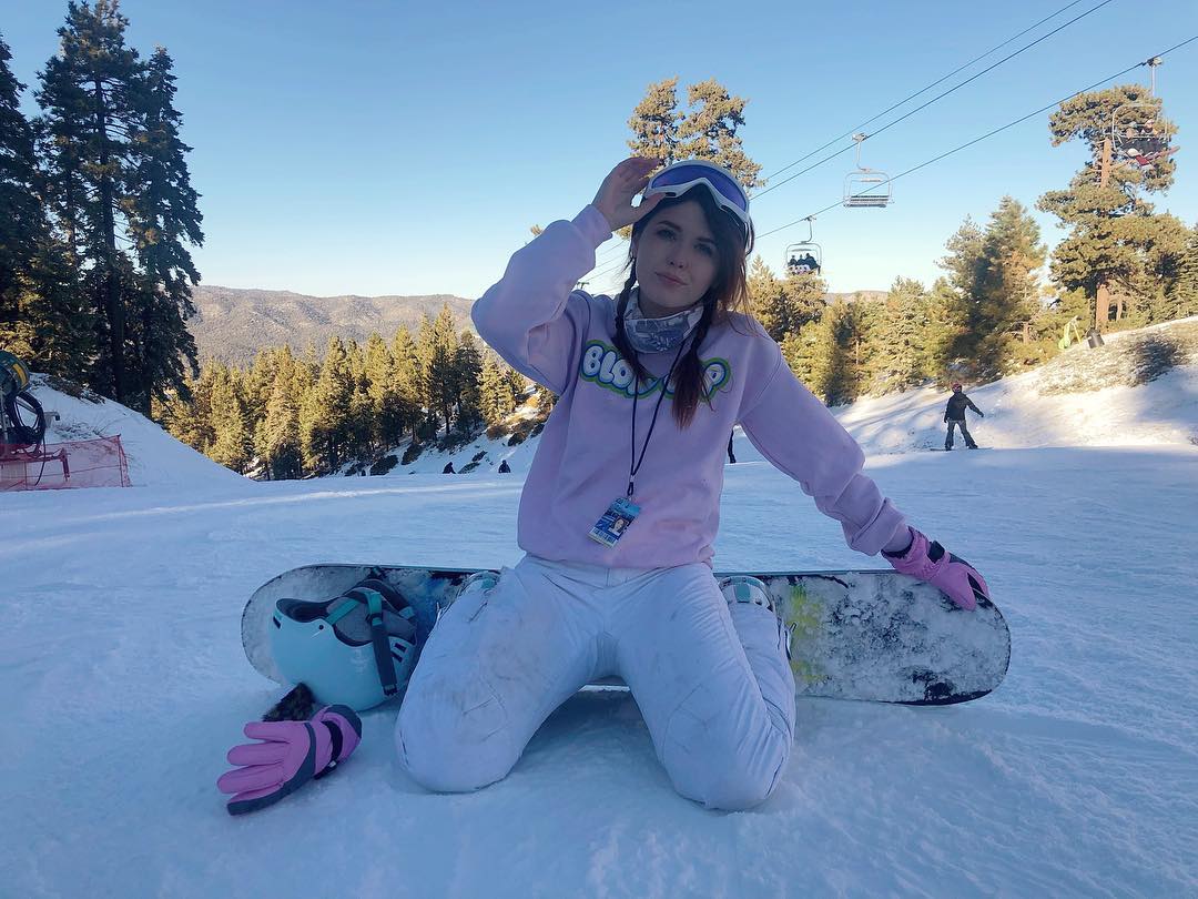 Saige Ryan In Pink Colored Sweatshirt Paired With White Trousers As Winter Outfit
