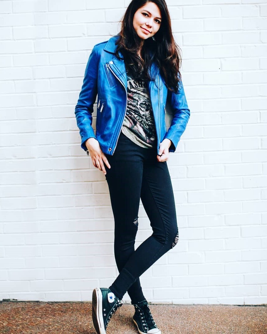 Stunning Street Look In Cool tee And Black Jeans Topped Blue Jacket