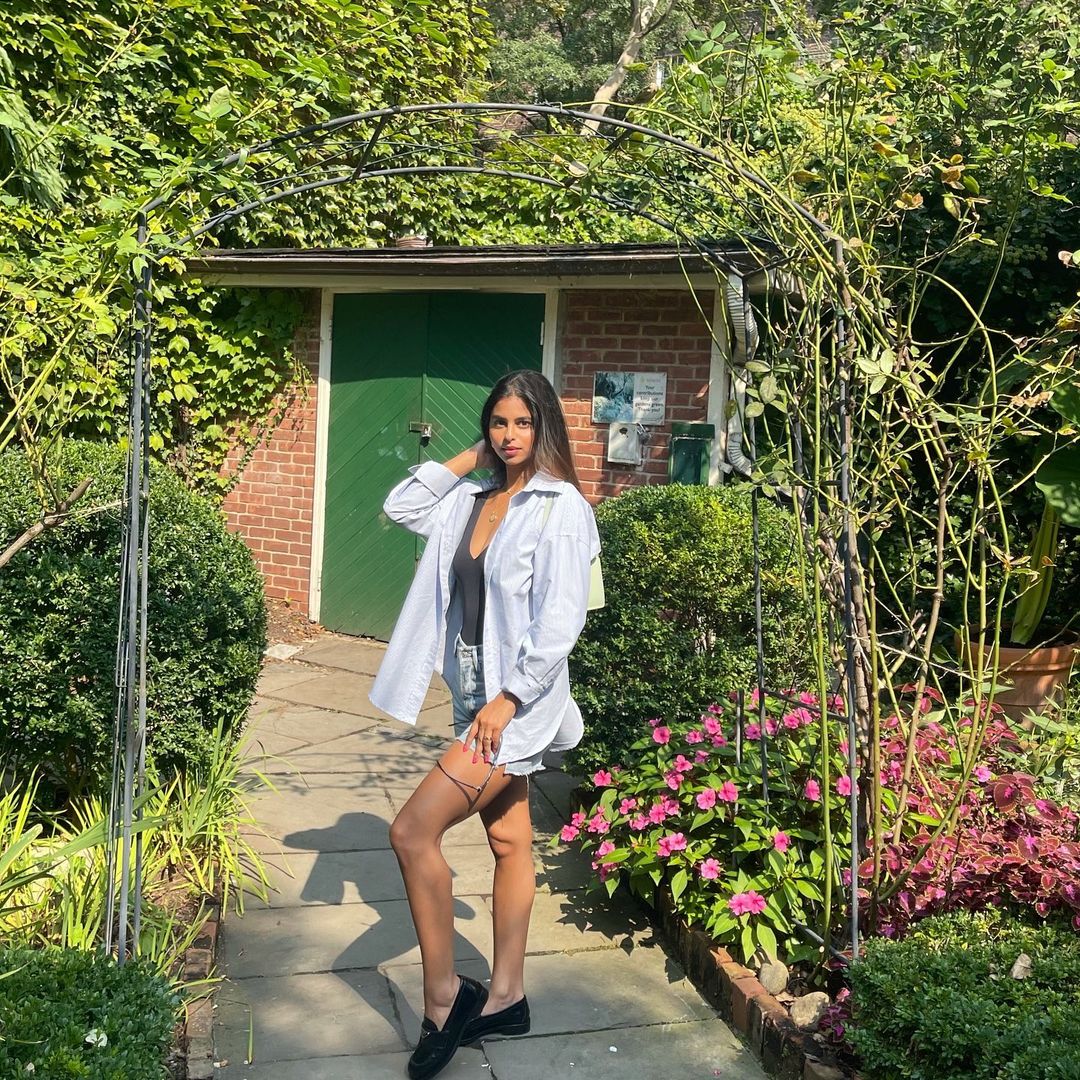  Suhana Khan In Comfy Oversized Shirt Fit