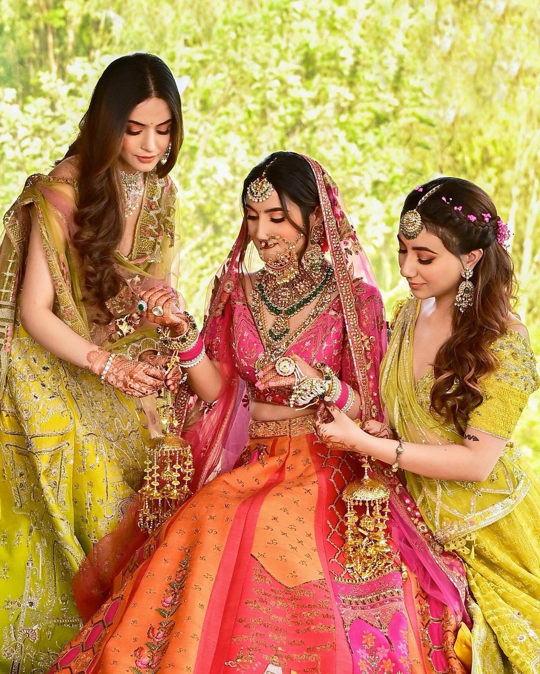 15 Creative Poses Ideas With Dupatta For Bride