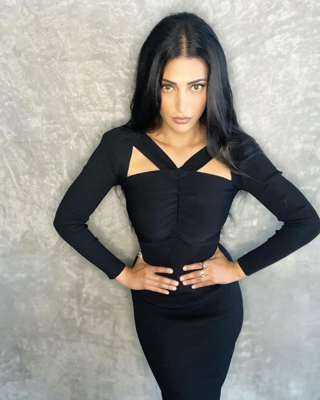 Trendy And Amazing Bollywood Fashion Sassy Black, Shruti Haasan In A Black One-Piece Dress