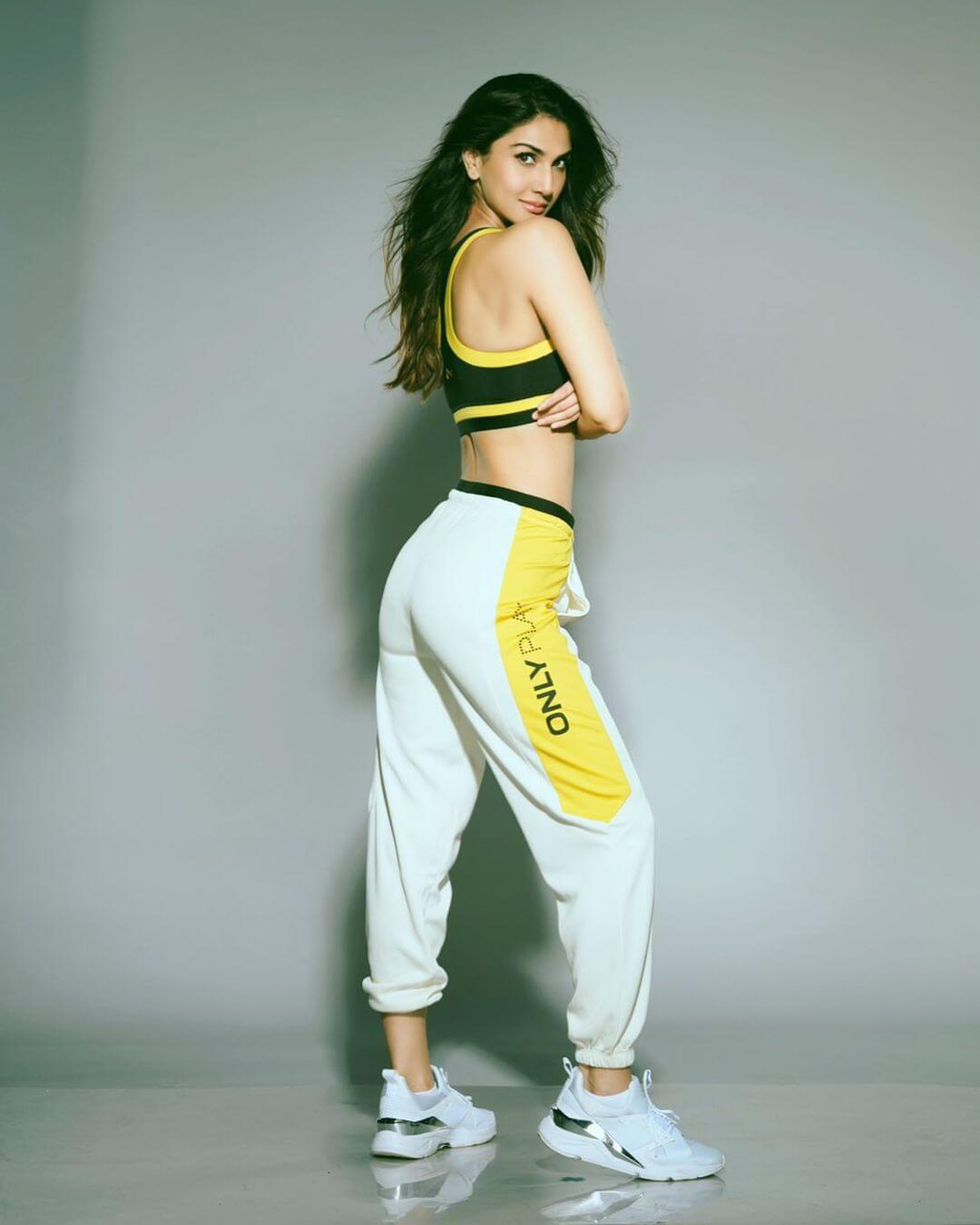 Trendy And Amazing Bollywood Fashion Vaani Kapoor's Sassy Look In Black Gym Top And White Casual Lower