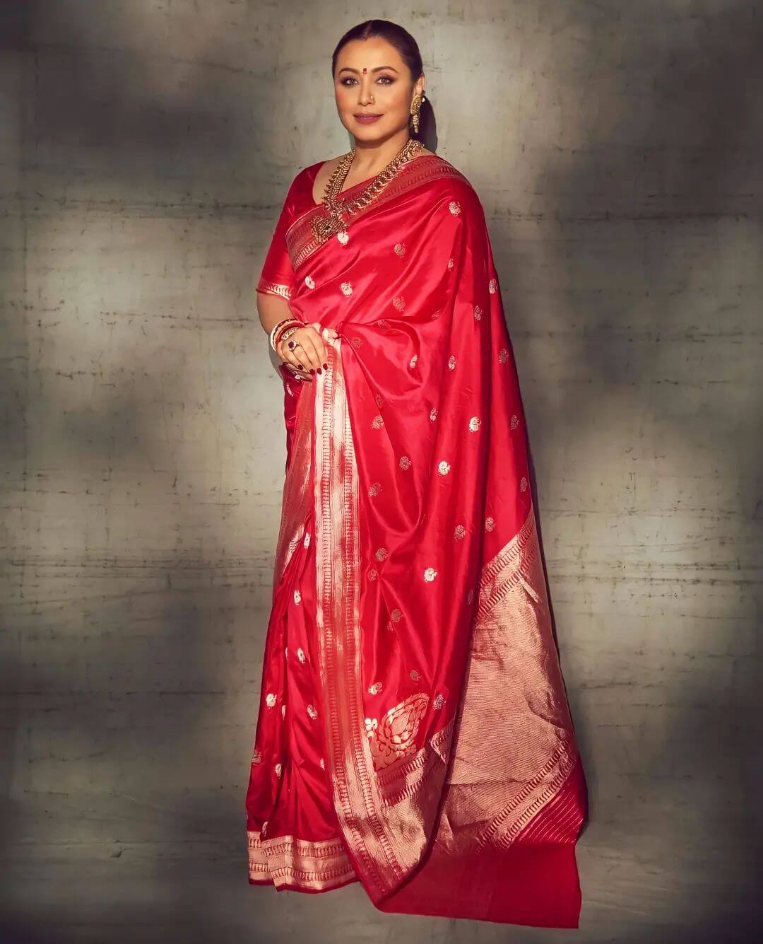 Trendy Fashion Styling With Bollywood Divas rani mukherjee