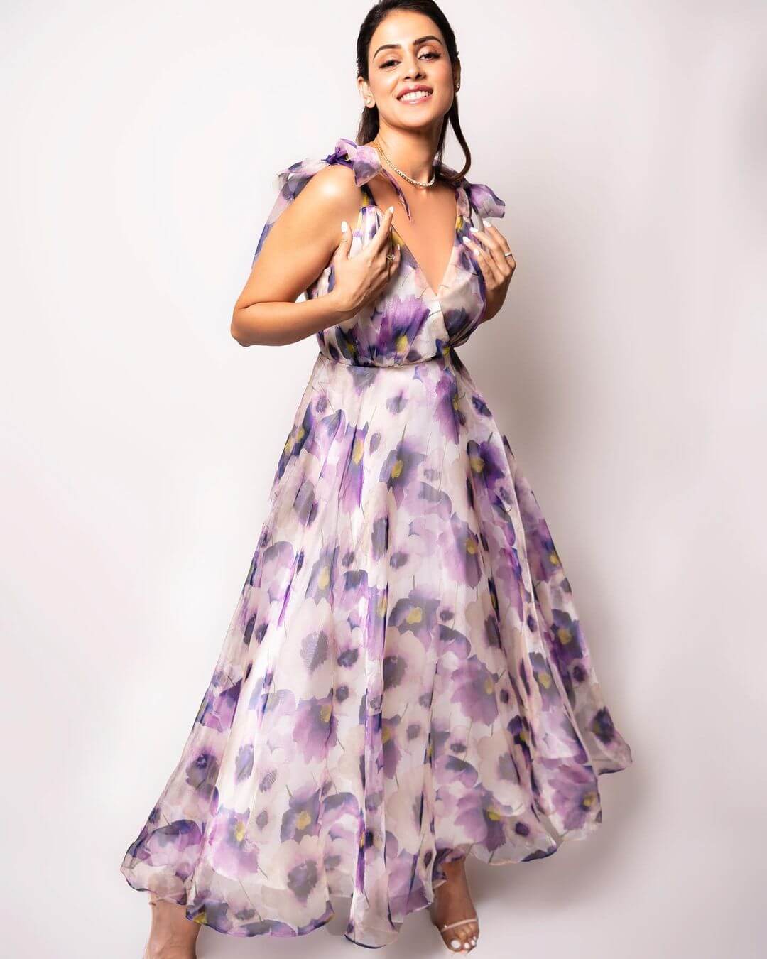 genelia-d-souza-Fashionable-Outfits-Inspired-By-Bollywood-Divas