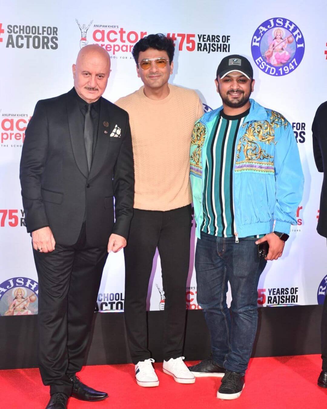 Anupam Kher Welcomes Stunning stars of bollywood industry at uunchai movie premiere event