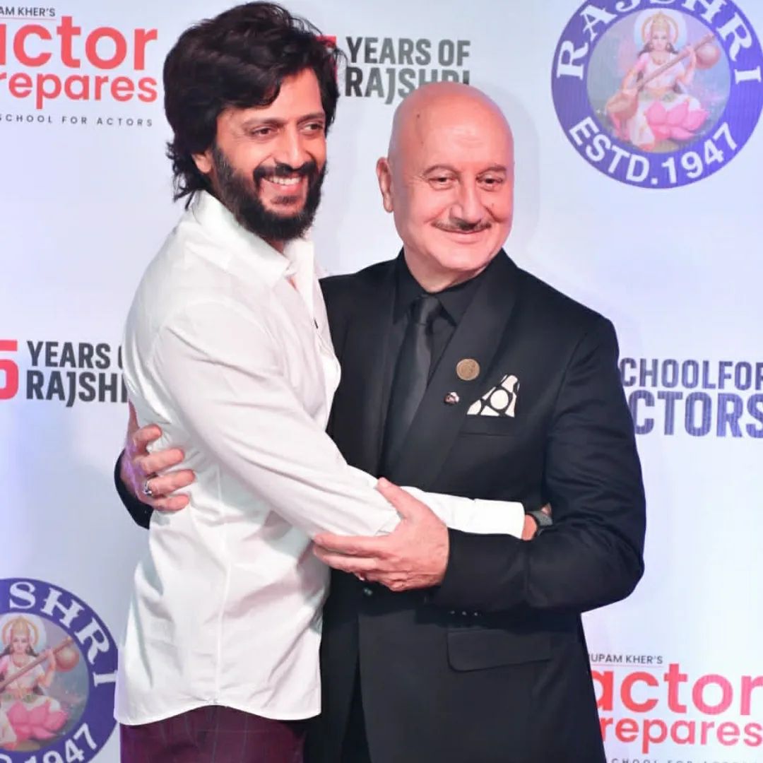 Anupam kher and ritesh deshmukh's glancing look at uunchai movie premiere event
