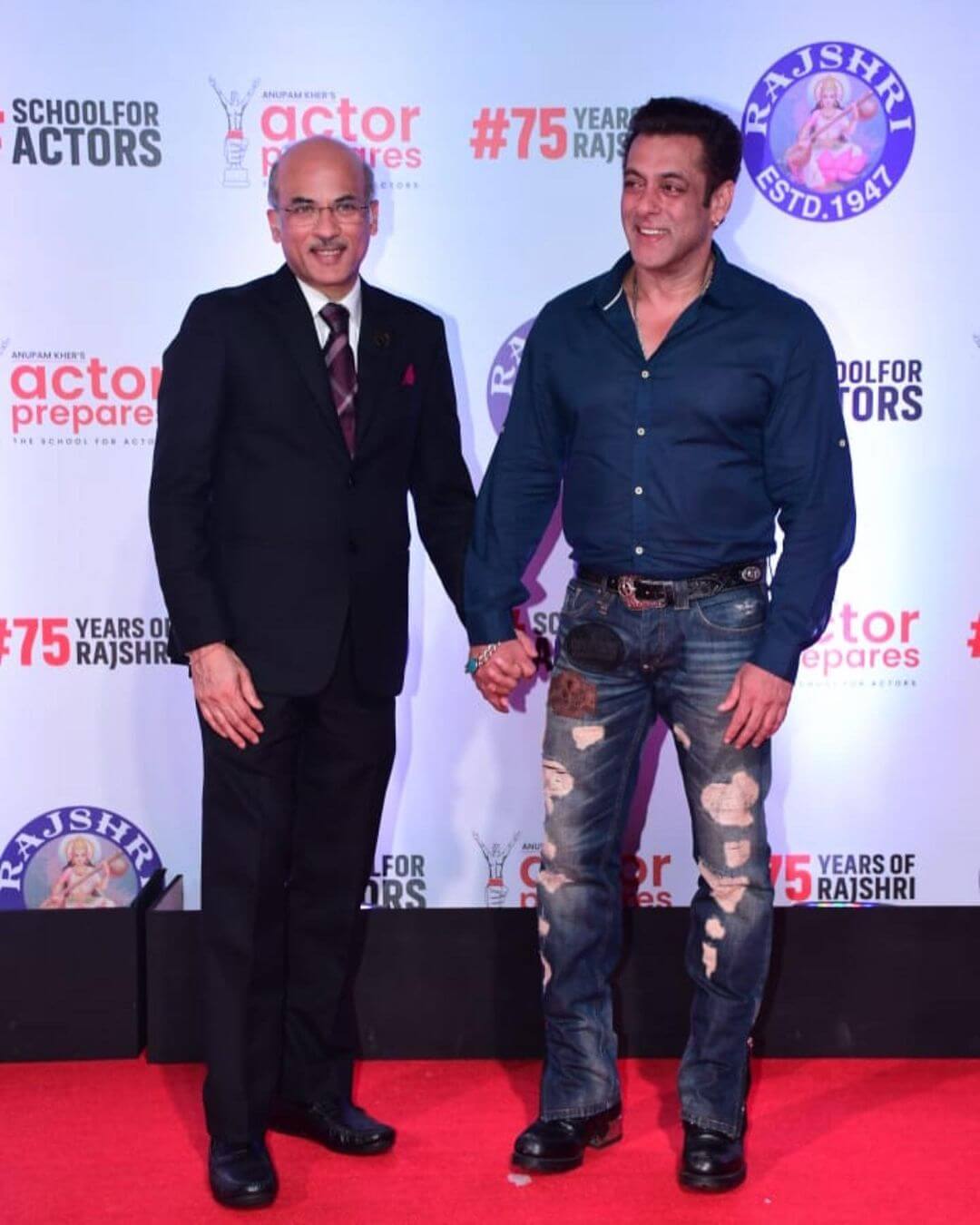 Bollywood gem salman khan meets up with sooraj barjatya at uunchai movie premiere