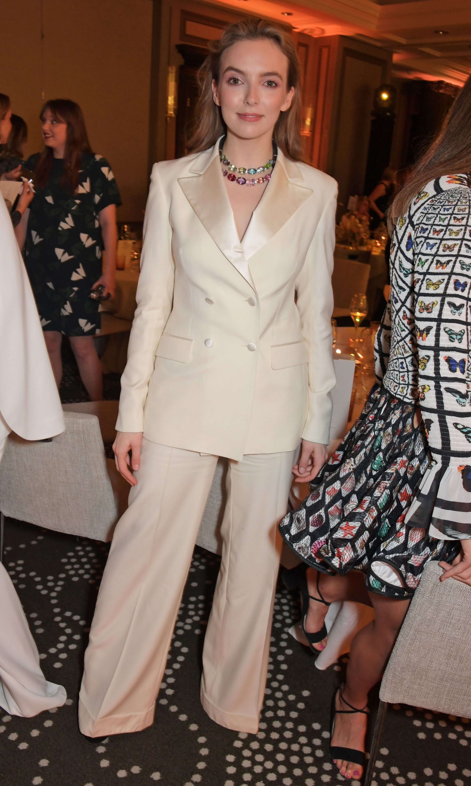 Bossy Babe Jodie Comer In Fabulous Off-White Pant-Suit Fit