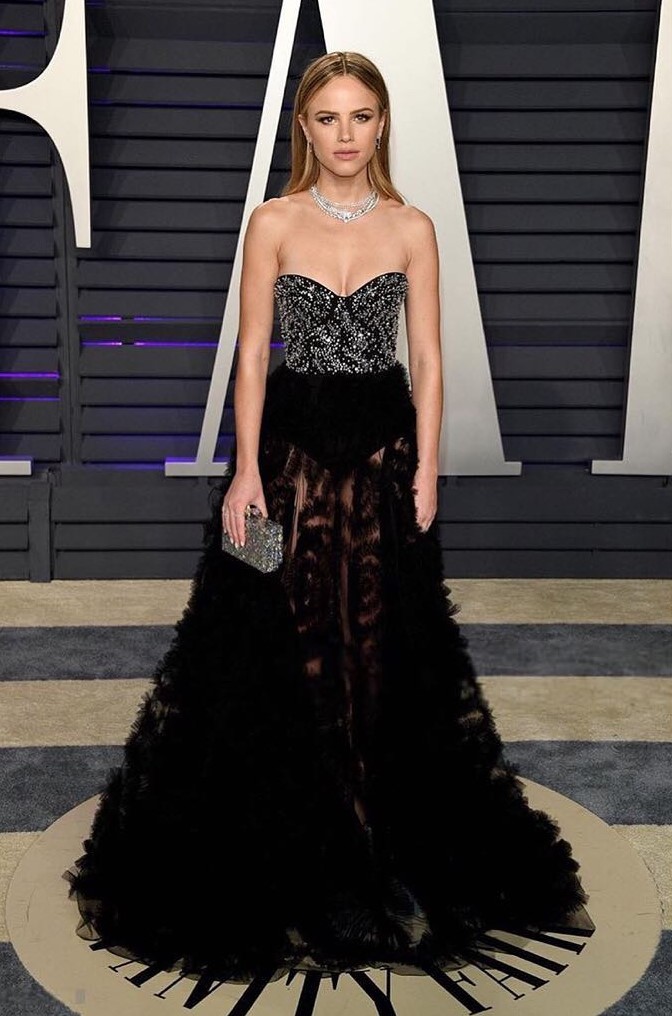 Fabulous Red Carpet Look In Shimmering Black Gown
