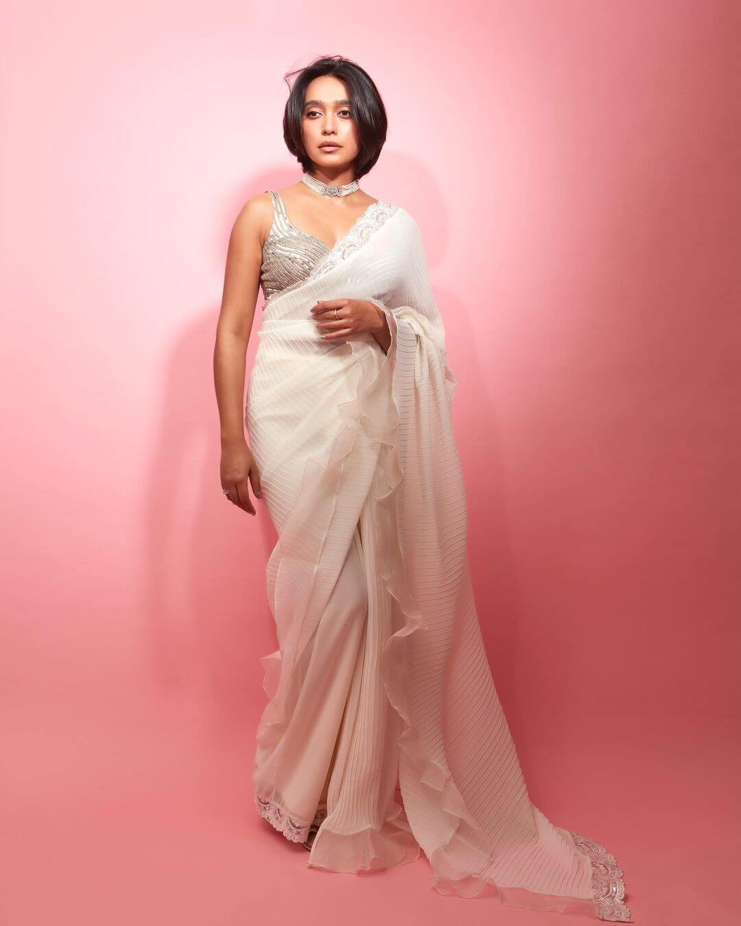Fabulous Sayani in White Crushed Saree Looks Classy and Elegant