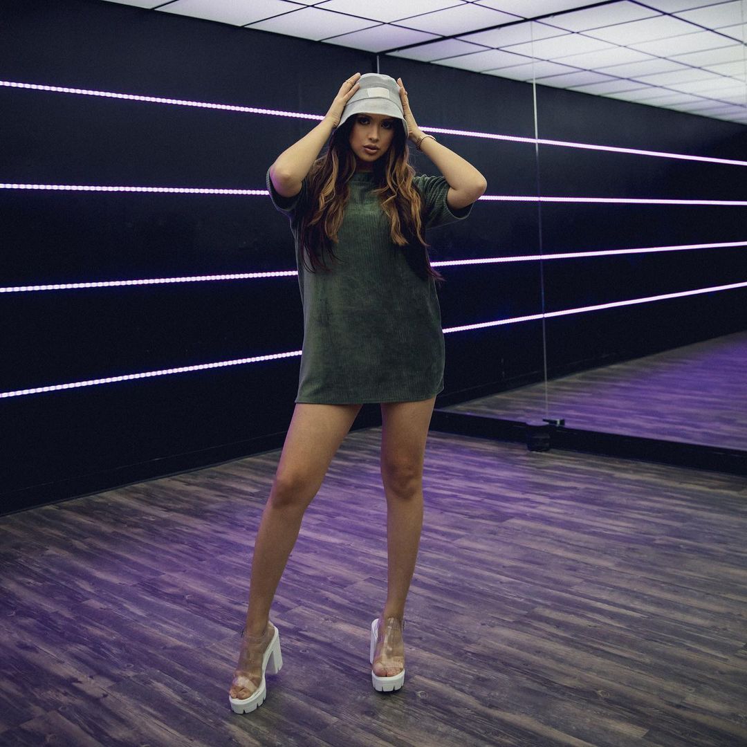 Jasmine Villegas In Long Tee And Cool Hat