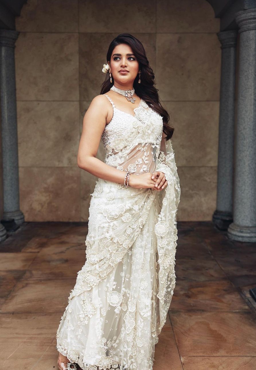 Nidhhi Wrapped In Simple And Elegant White Saree : Nidhhi Agerwal Fashionable Outfit Is Must Have Wardrobe Look