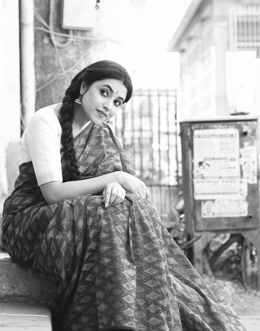 Priyanka Mohan Adorable In Cotton Saree Look Gives Us Bongs Vibe