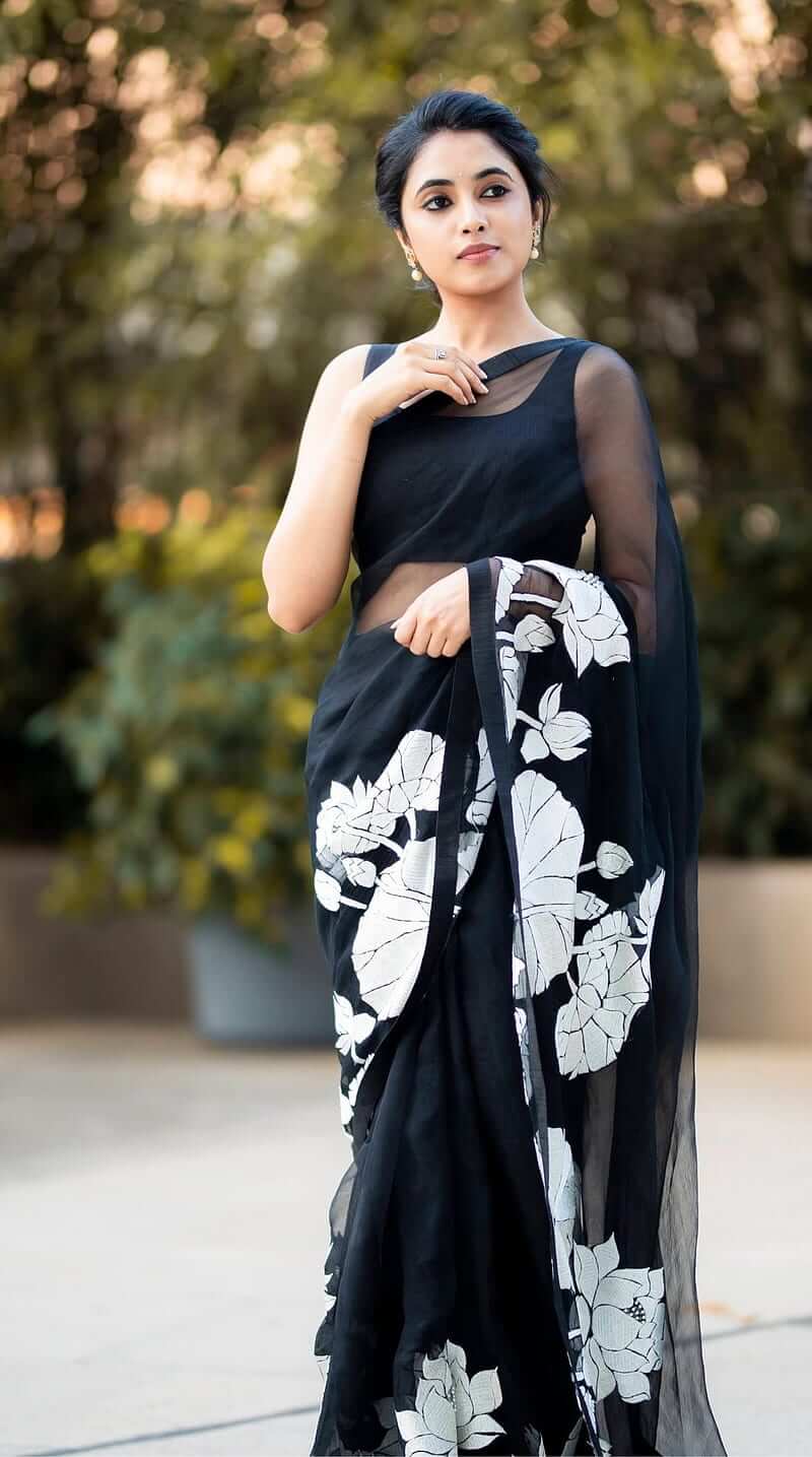 Priyanka Mohan Elegant Look In  Black Saree With Sleeveless Blouse