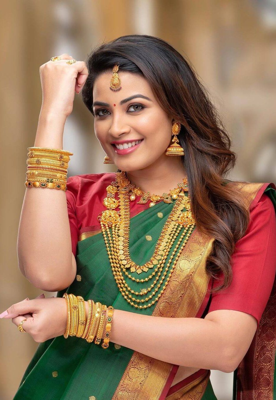 Pure Traditional Look With Glossy Gold Jewellery