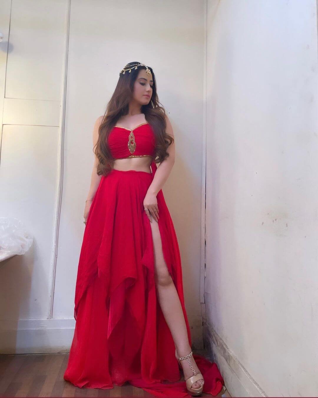 Aalisha Panwar Look Diva In Red Crop Top With High Slit Red Skirt Outfit Aalisha Panwar Fashionable Outfit Inspo