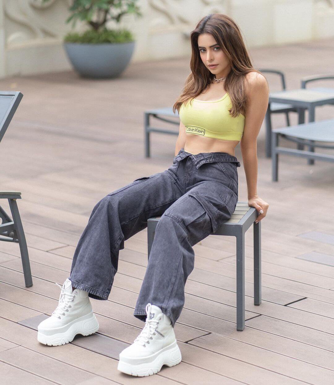 Aamna Sharif Hot Look In Green Sports Bra With Black Denim Jeans
