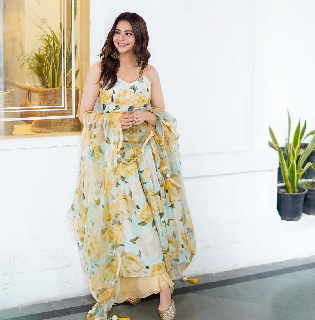 Aamna Sharif Look Pretty In Yellow Floral Print Anarkali Suit