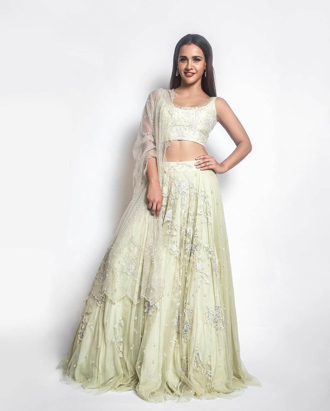 Aisha Sharma Classy Look In White Lehenga Outfit Aisha Sharma Chic Looks And Outfit
