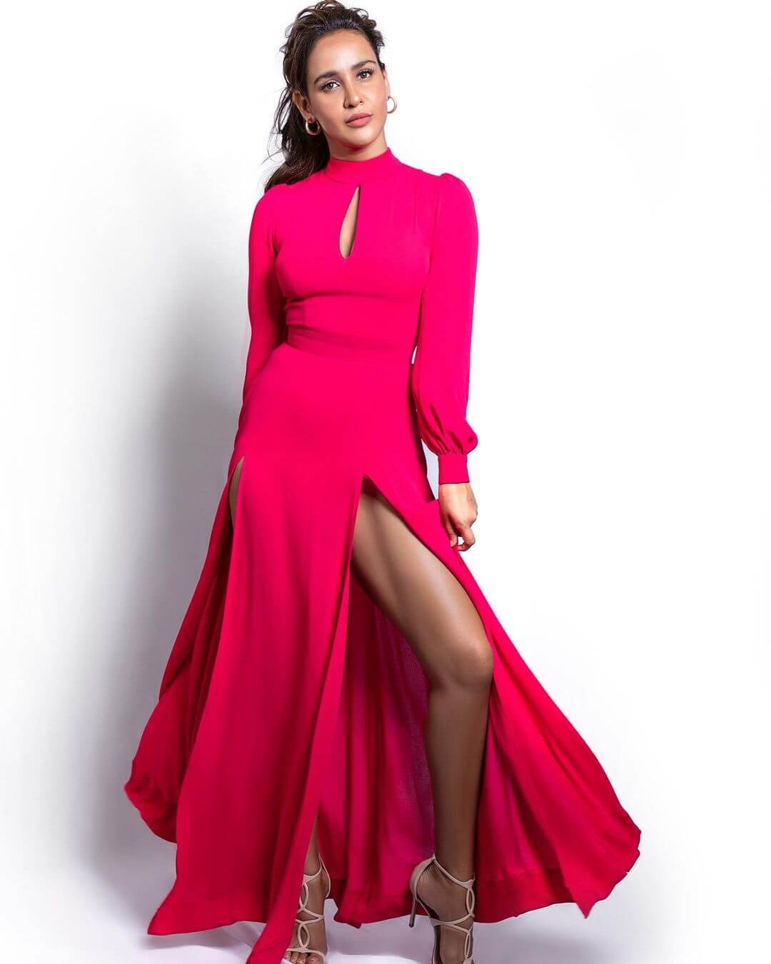 Aisha Sharma Look Beautiful In Pink Full Sleeves Gown