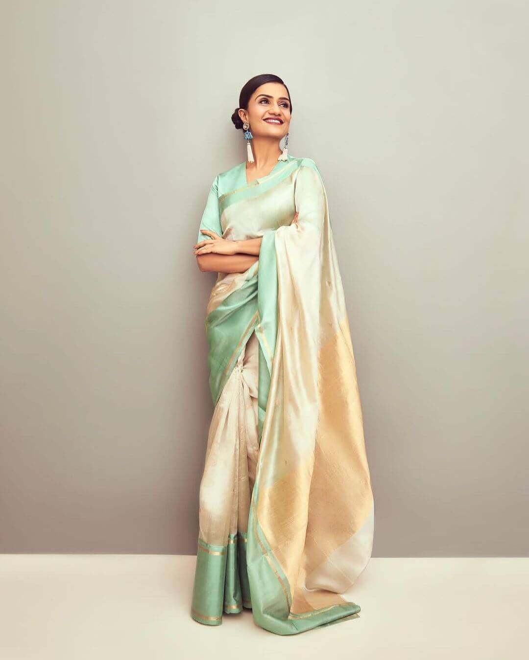 Amruta Subhash Look Beautiful In Blue And White Silk Saree Outfit Amruta Subhash Outfit And Looks
