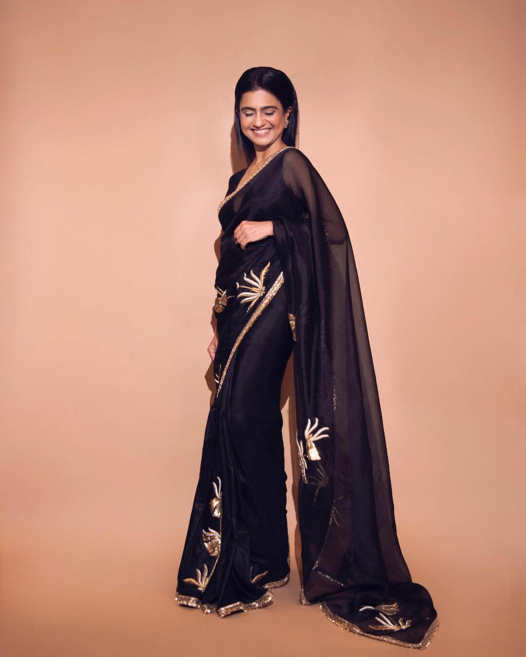 Amruta Subhash Look Gorgeous In Black Saree With Deep Neck Blouse Amruta Subhash Outfit And Looks
