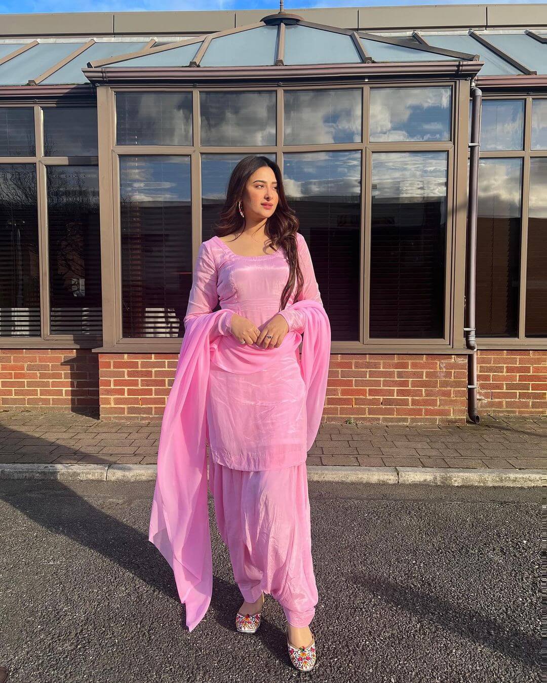 Desi Girl Mahira Sharma Look Beautiful In Pink Kurta Set