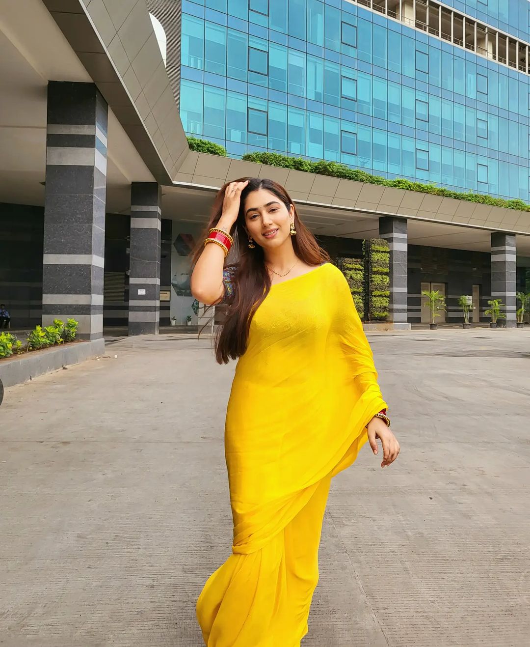 Disha Parmar Desi Vibes In Plain Yellow Saree Outfit