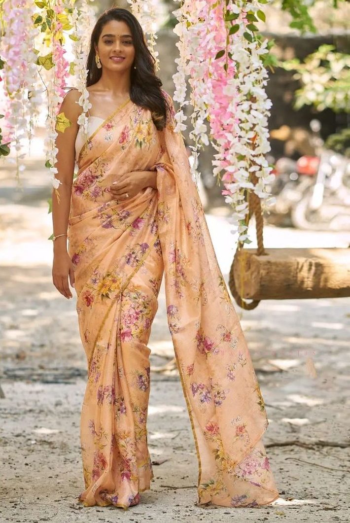 Gayathrie Shankar Classy Look In Floral Print Saree Outfit