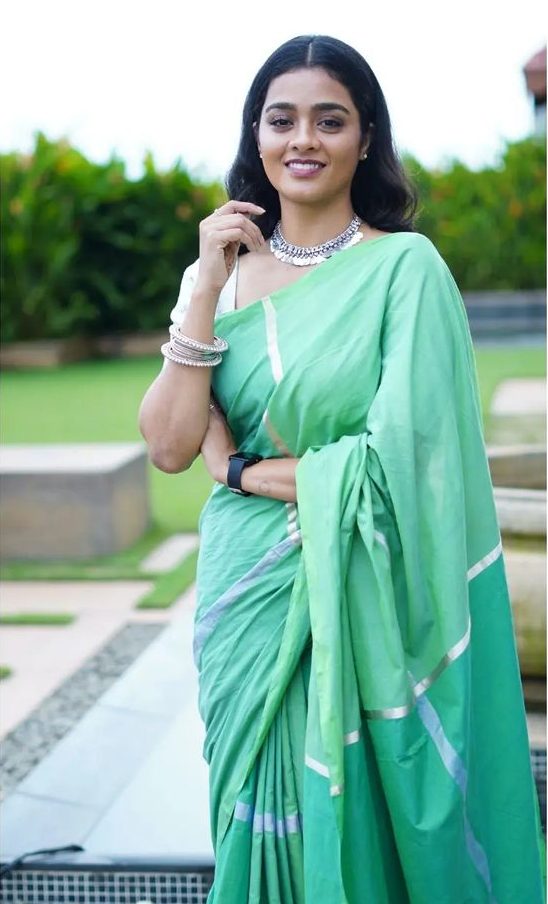Gayathrie Shankar Elegant Look In Green Saree Outfit