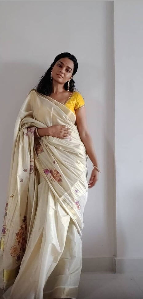 Gayathrie Shankar Giving Us Festive Vibes In Off White Silk Saree Outfit