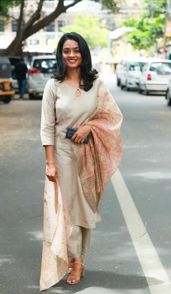 Gayathrie Shankar Simple Look In Kurta Set Outfit