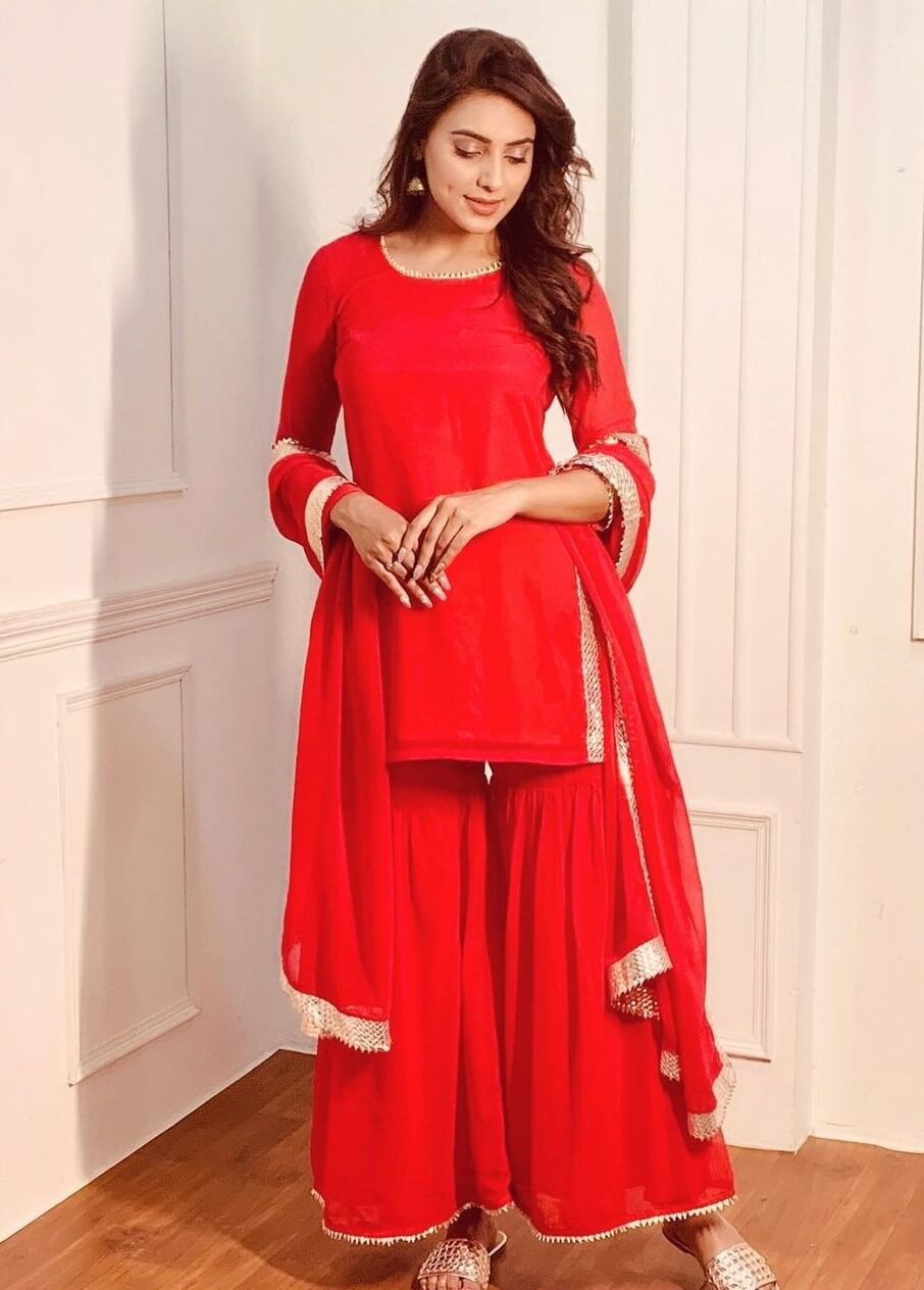 Ginni Look Beautiful In Red Kurta Palazzo Outfit Ginni Kapoor Classy Outfit And Looks