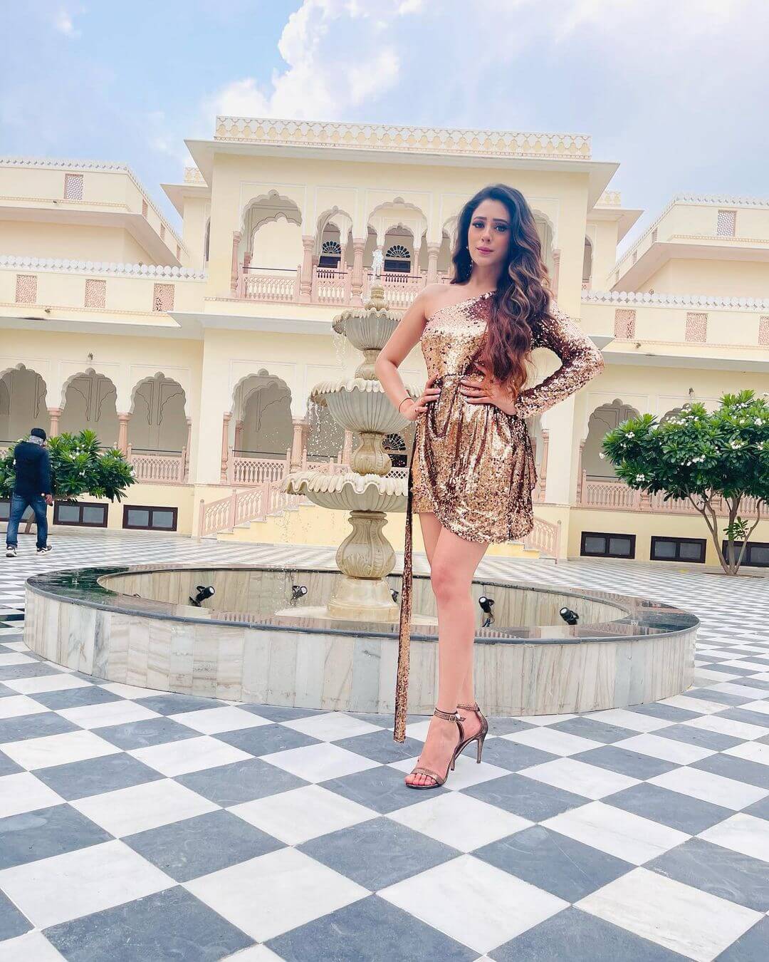 Hiba Nawab Glittery Look In Golden Metallic Dress