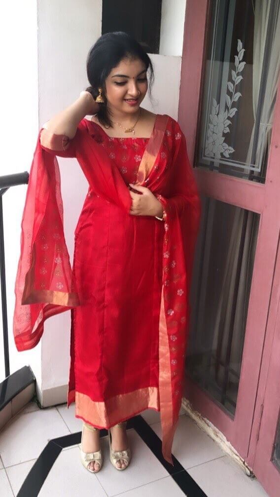 Malavika Nair Look Beautiful In Red Straight Kurta Set