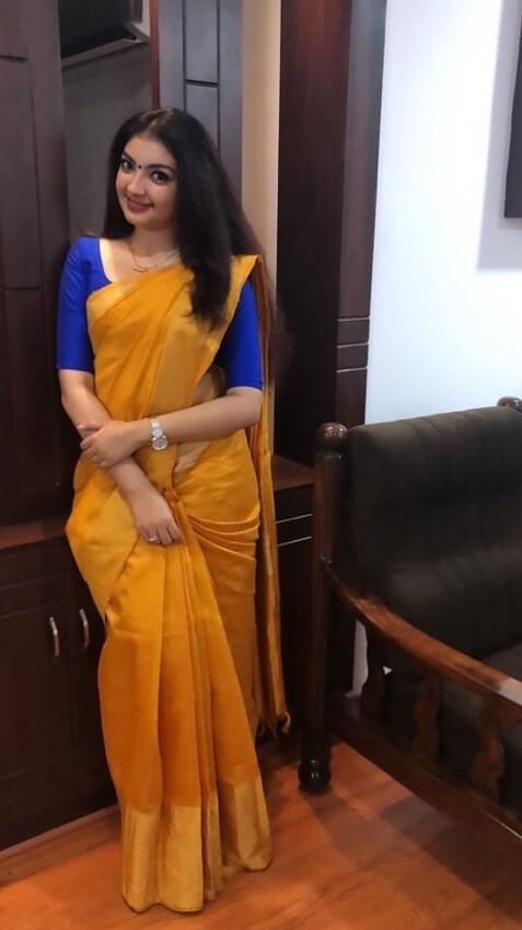 Malavika Nair Look Fabulous In Yellow Saree With Blue Contrasting Blouse