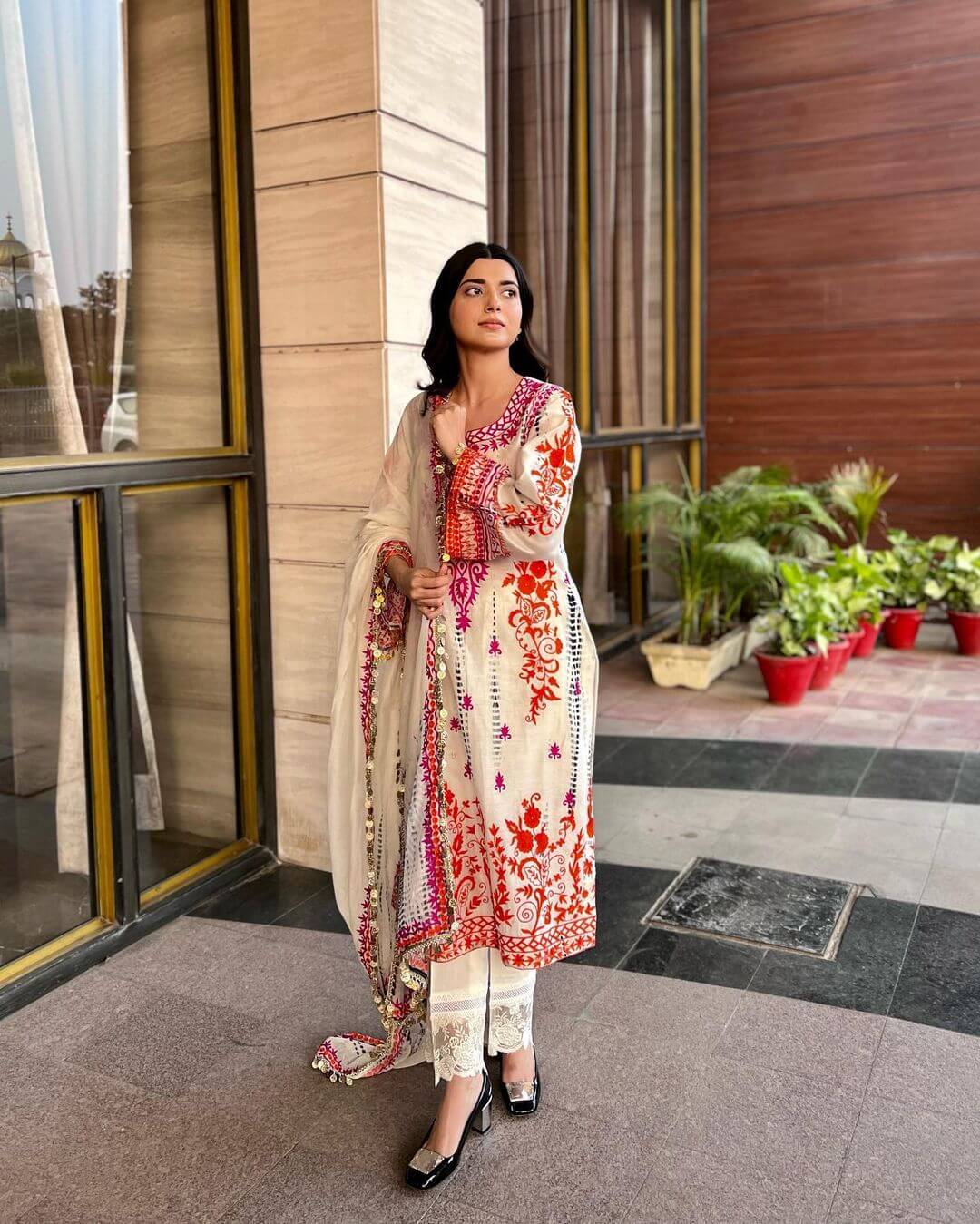 Nimrat Khaira Classy Look In Off White Full Sleeves Kurta Set Nimrat Khaira Desi And Classy Outfit