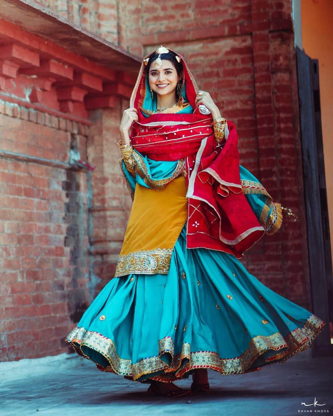 Nimrat Khaira Gives Us Bridal Vibes In Traditional Punjabi Outfit