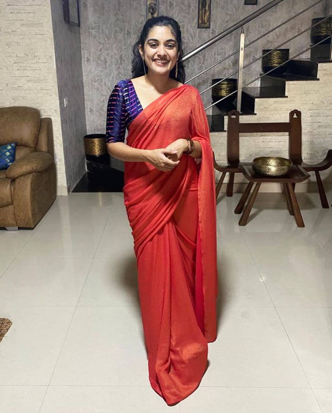 Nivetha Thomas Look Gorgeous In Red Saree With Blue Contrasting Blouse Nivetha Thomas Elegant Looks &amp; Outfit