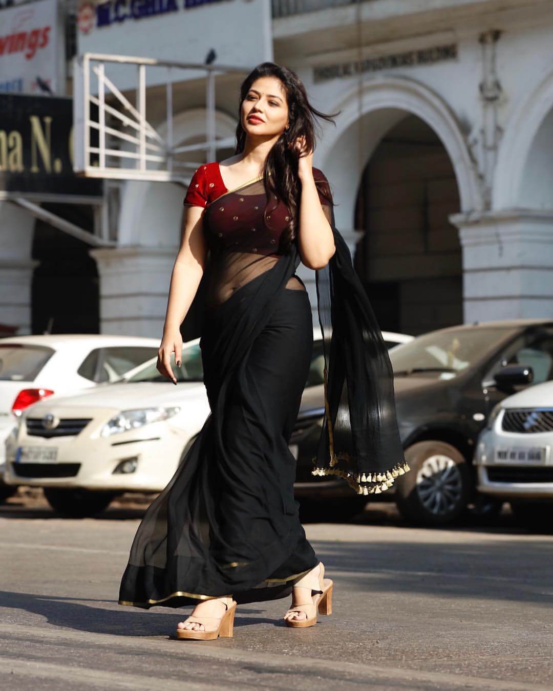 Priyanka Look Elegant In Plain Black Saree With a Red Blouse Outfit