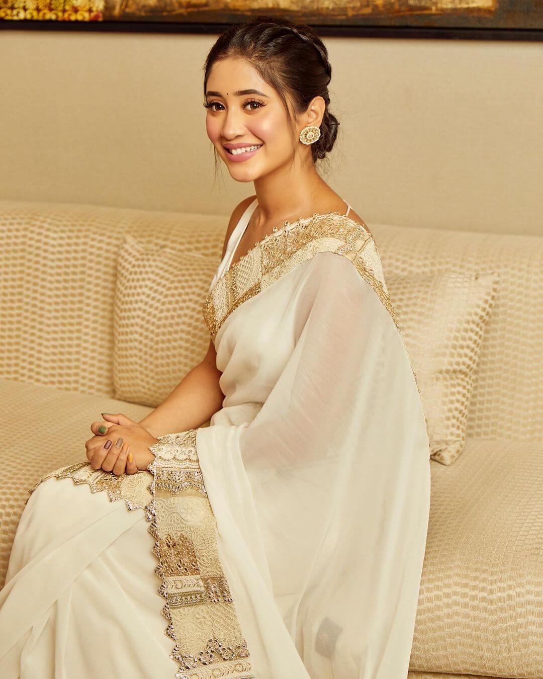 Shivangi Joshi Elegant Look In White Saree Outfit