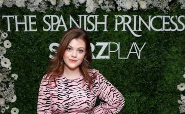Georgie Henley – Outfits, Style, & Looks