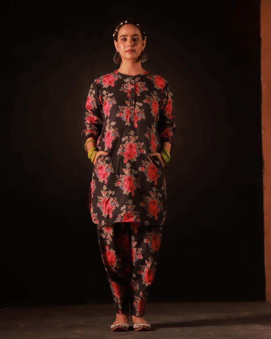 Sunanda Simple And Elegant Look In red And Green Kurta Payjama Outfit