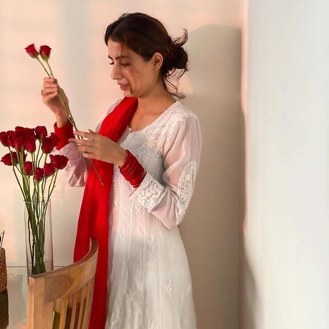 Swati Kapoor Sophisticated Look In White Chikankari Suit With Red Dupatta