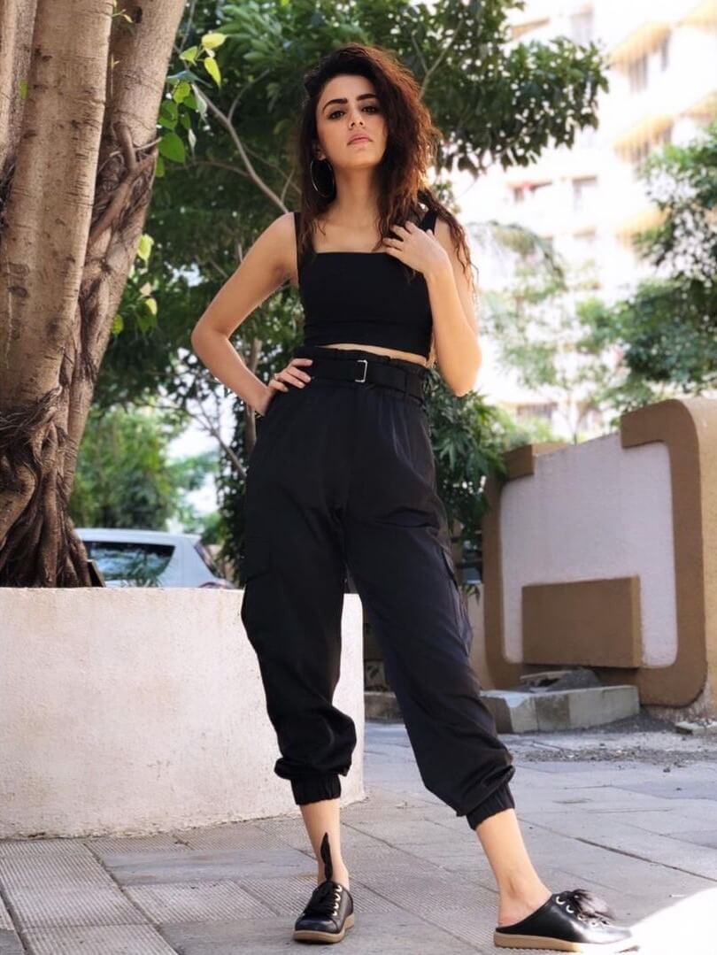 Swati Kapoor Street Style Look In Black Joggers With Black Crop Top Outfit