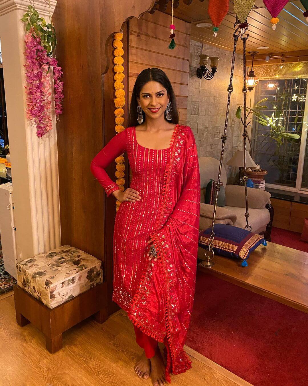 Aditi Sarangdhar Cool,Breezy & Ethnical Outfit Looks: Traditional Outfit 